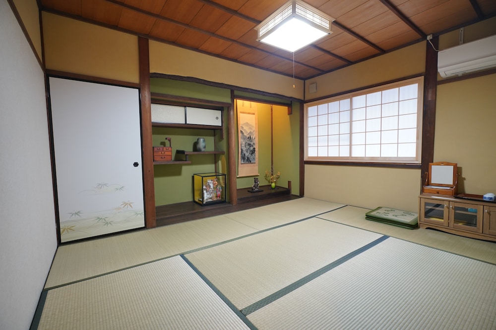 (206室) 2階 床の間4人部屋 (個室, 共用トイレ, シャワー付) | 宇治 茶宿 Uji Tea Inn