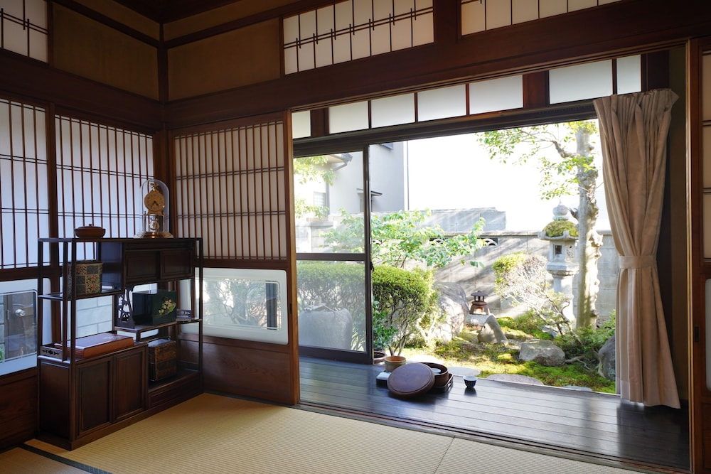 (106室) 1階 床の間 10人部屋 (個室、専用トイレ、シャワー付) 客室2 | 宇治 茶宿 Uji Tea Inn
