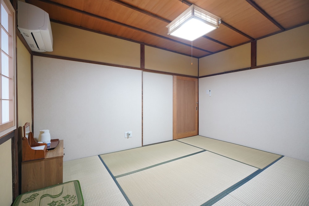 (206室) 2階 床の間4人部屋 (個室, 共用トイレ, シャワー付) 客室3 | 宇治 茶宿 Uji Tea Inn