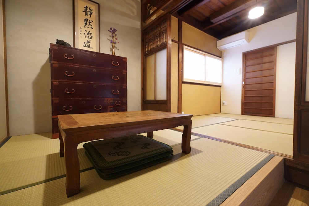 (101室) 1階 4人部屋 (個室、専用トイレ、シャワー付) | 宇治 茶宿 Uji Tea Inn
