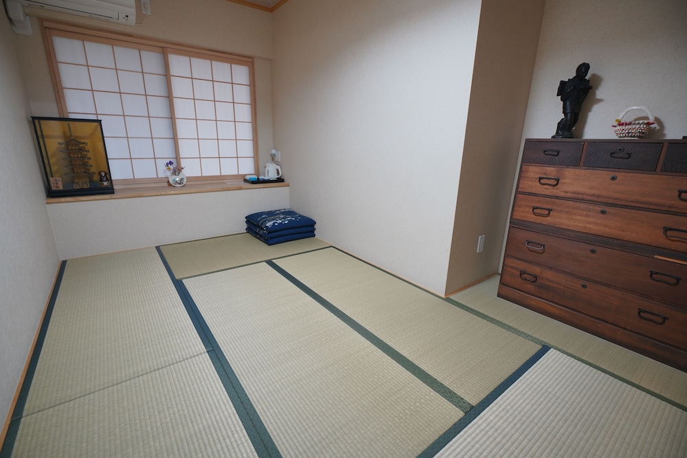 (105室) 1階 中庭3人部屋 (個室、専用トイレ、シャワー付) 客室4 | 宇治 茶宿 Uji Tea Inn