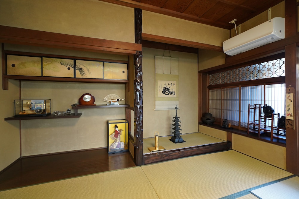 (106室) 1階 床の間 10人部屋 (個室、専用トイレ、シャワー付) 客室3 | 宇治 茶宿 Uji Tea Inn