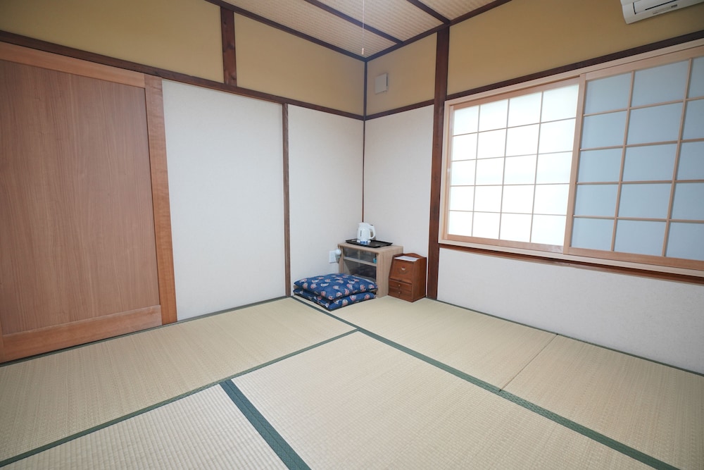 (207室) 2階 2人部屋 (個室, 共用トイレ, シャワー付) 客室1 | 宇治 茶宿 Uji Tea Inn