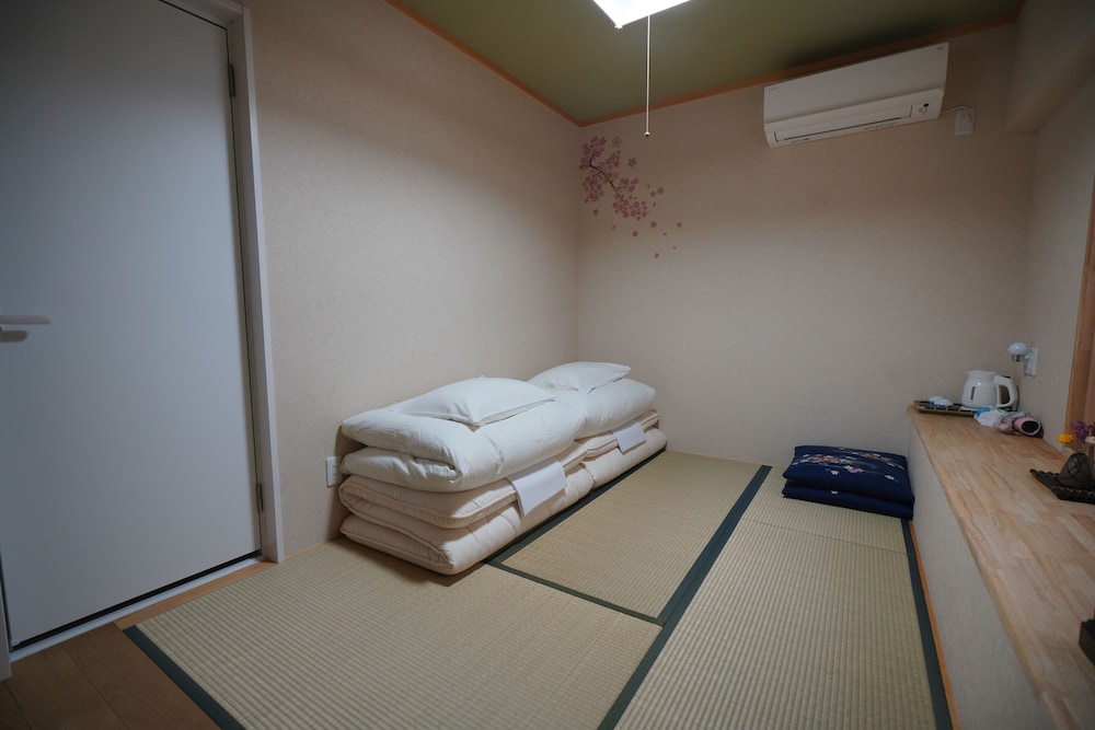 (102室) 1階 2人部屋 (個室、専用トイレ、シャワー付) 客室1 | 宇治 茶宿 Uji Tea Inn