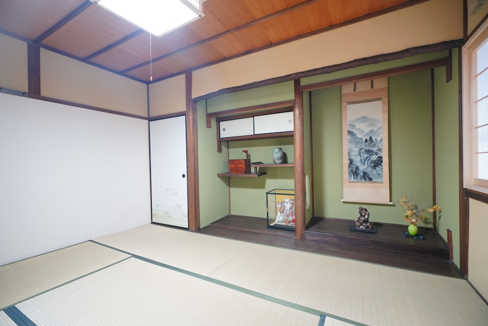 (206室) 2階 床の間4人部屋 (個室, 共用トイレ, シャワー付) 客室1 | 宇治 茶宿 Uji Tea Inn