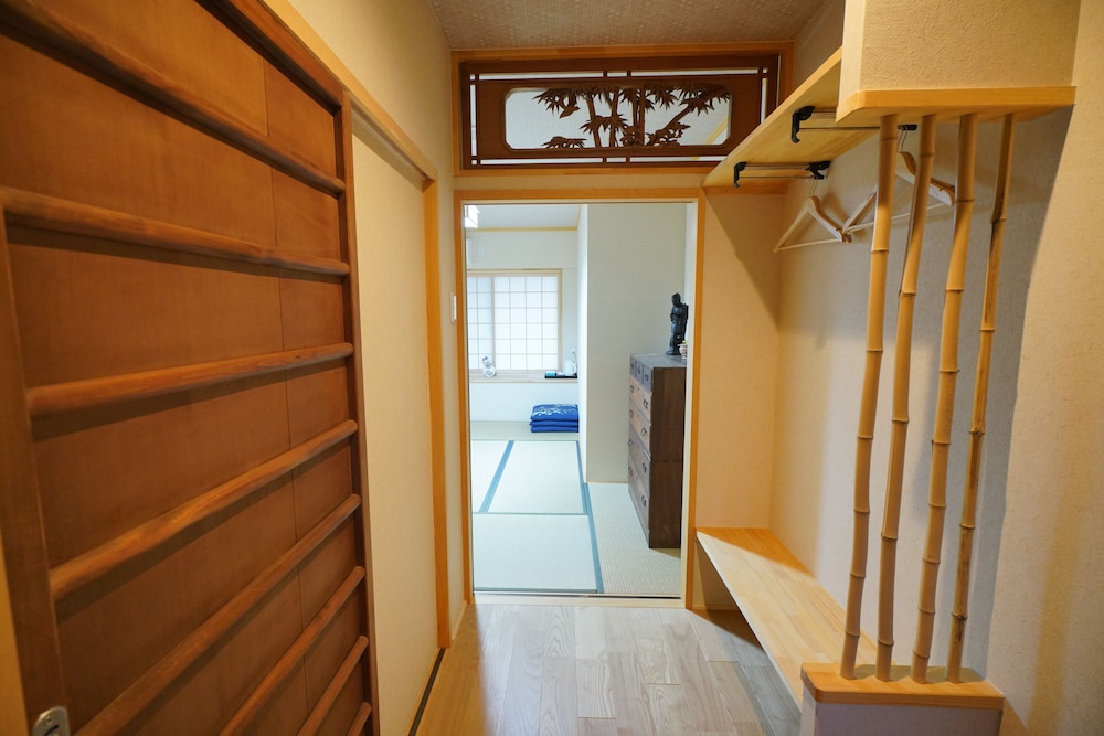 (105室) 1階 中庭3人部屋 (個室、専用トイレ、シャワー付) 客室1 | 宇治 茶宿 Uji Tea Inn
