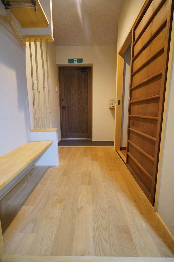(105室) 1階 中庭3人部屋 (個室、専用トイレ、シャワー付) 客室3 | 宇治 茶宿 Uji Tea Inn