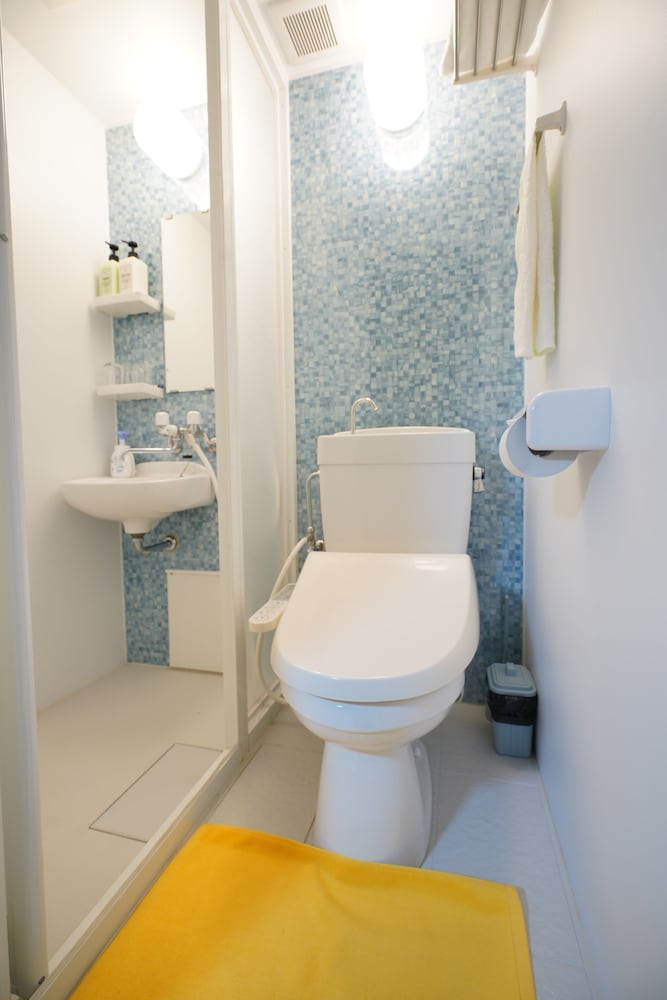 (201室) 2階 洋室クイーンベッド (個室、専用トイレ、シャワー付) バスルームの設備0 | 宇治 茶宿 Uji Tea Inn