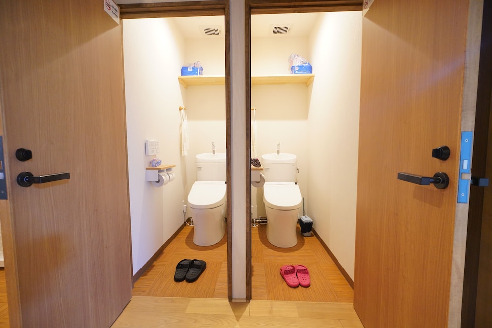 (206室) 2階 床の間4人部屋 (個室, 共用トイレ, シャワー付) 共用バスルーム1 | 宇治 茶宿 Uji Tea Inn