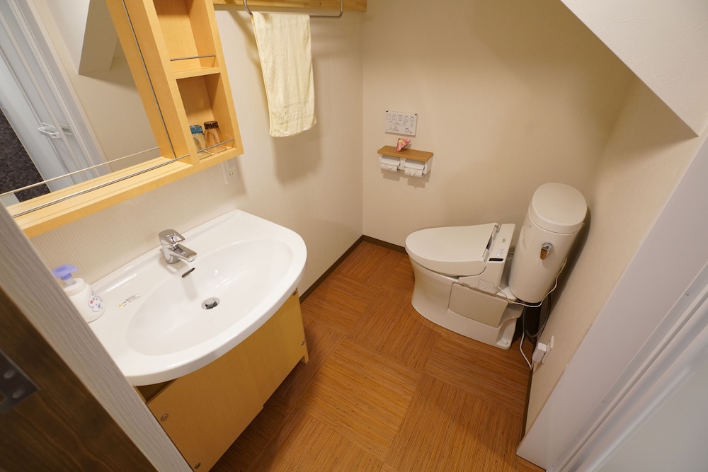 (101室) 1階 4人部屋 (個室、専用トイレ、シャワー付) バスルームの設備0 | 宇治 茶宿 Uji Tea Inn