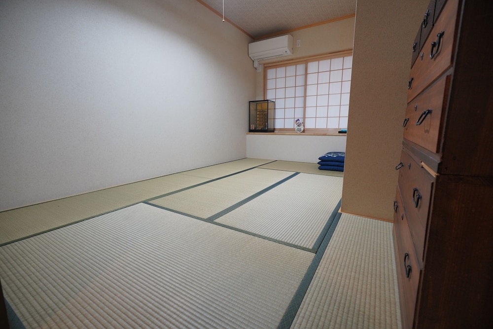 (105室) 1階 中庭3人部屋 (個室、専用トイレ、シャワー付) 客室2 | 宇治 茶宿 Uji Tea Inn