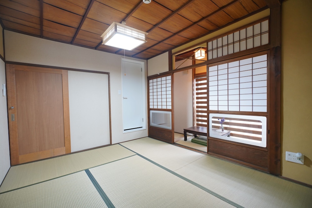 (202室) 2階 4人部屋 (個室、専用トイレ、シャワー付) 客室1 | 宇治 茶宿 Uji Tea Inn