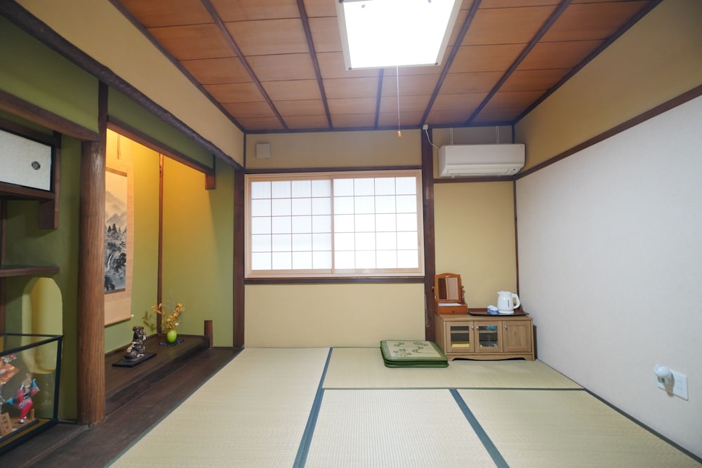 (206室) 2階 床の間4人部屋 (個室, 共用トイレ, シャワー付) 客室2 | 宇治 茶宿 Uji Tea Inn