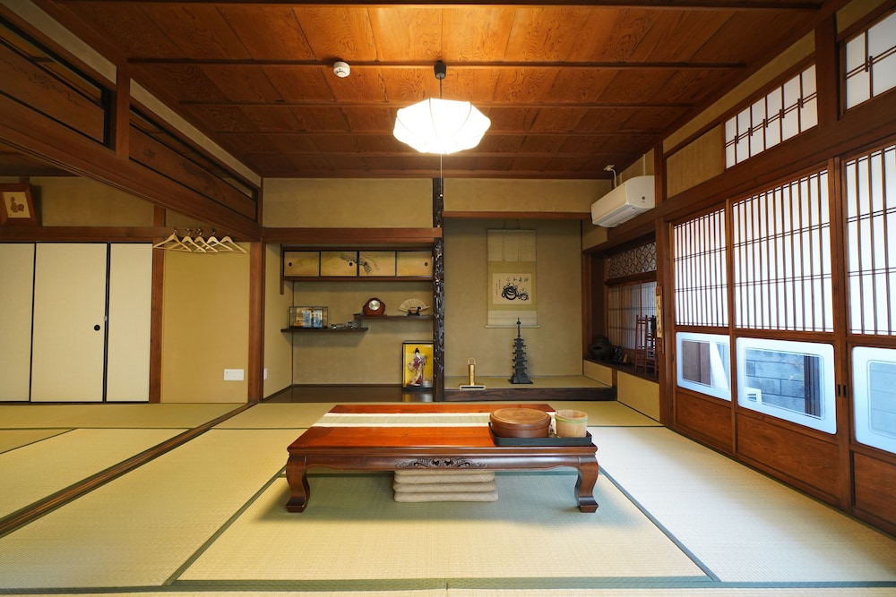(106室) 1階 床の間 10人部屋 (個室、専用トイレ、シャワー付) 客室6 | 宇治 茶宿 Uji Tea Inn