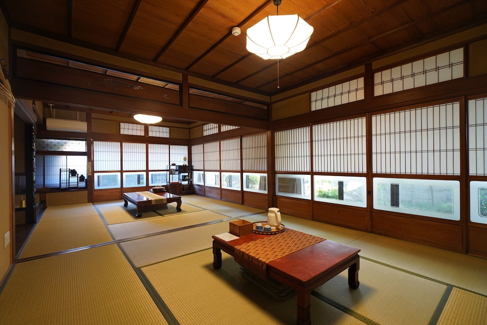 (106室) 1階 床の間 10人部屋 (個室、専用トイレ、シャワー付) 客室1 | 宇治 茶宿 Uji Tea Inn