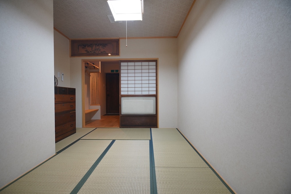 (105室) 1階 中庭3人部屋 (個室、専用トイレ、シャワー付) | 宇治 茶宿 Uji Tea Inn