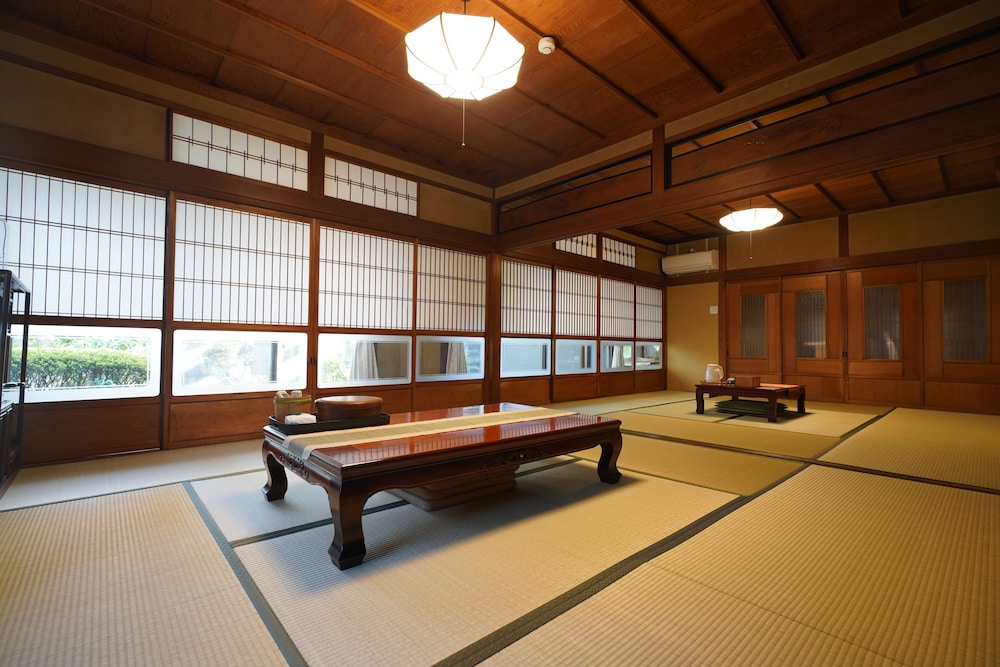 (106室) 1階 床の間 10人部屋 (個室、専用トイレ、シャワー付) 客室5 | 宇治 茶宿 Uji Tea Inn