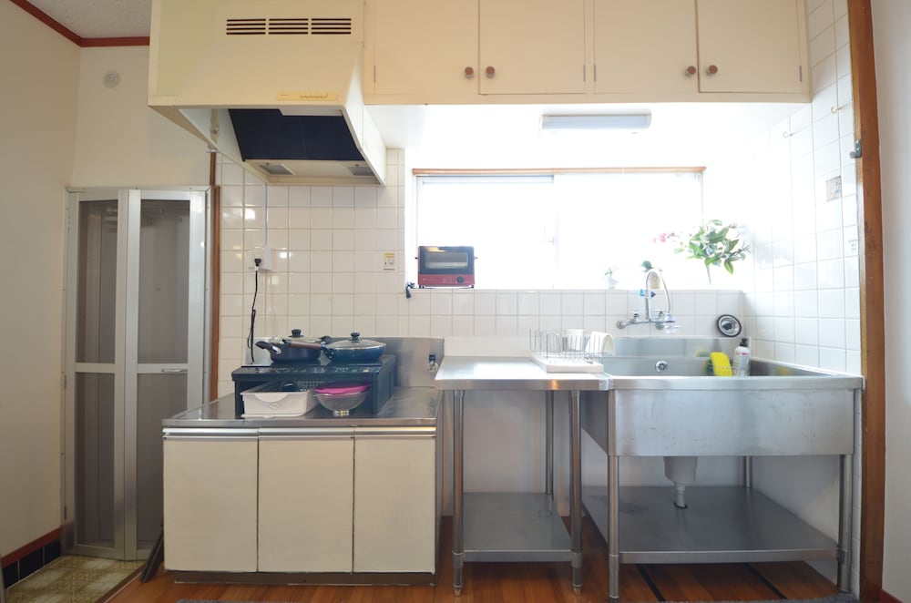 一棟貸切 専用キッチン0 | Sobe House in Yomitanson