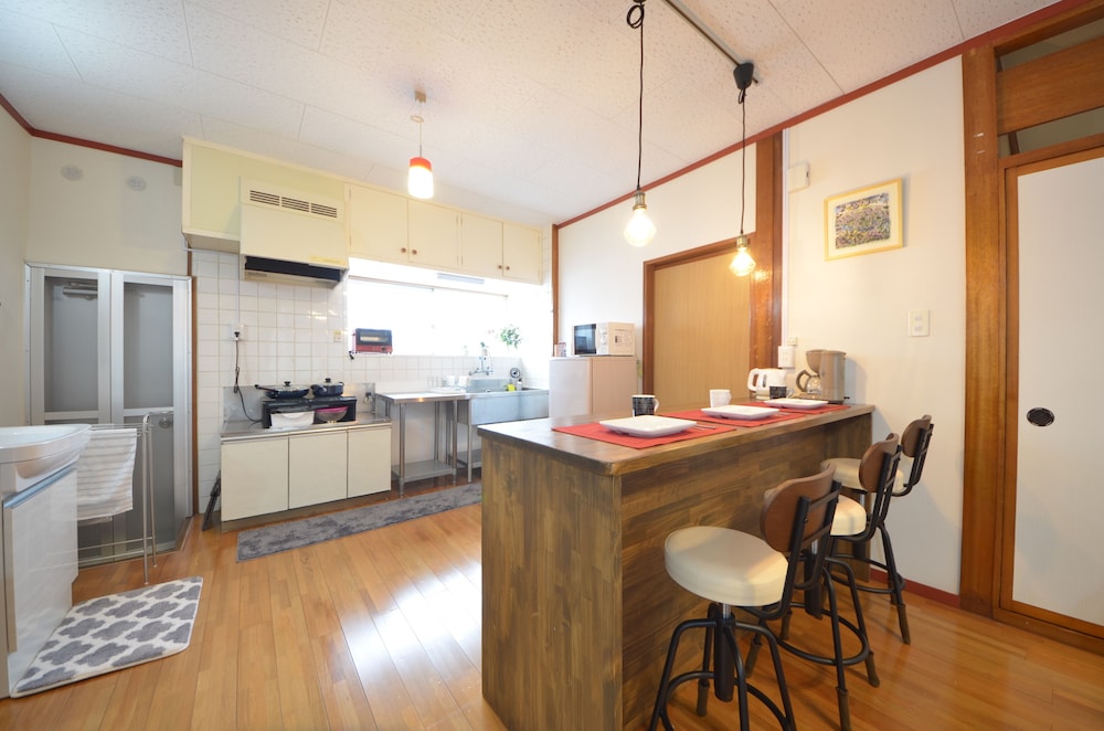 一棟貸切 客室内のダイニングエリア1 | Sobe House in Yomitanson