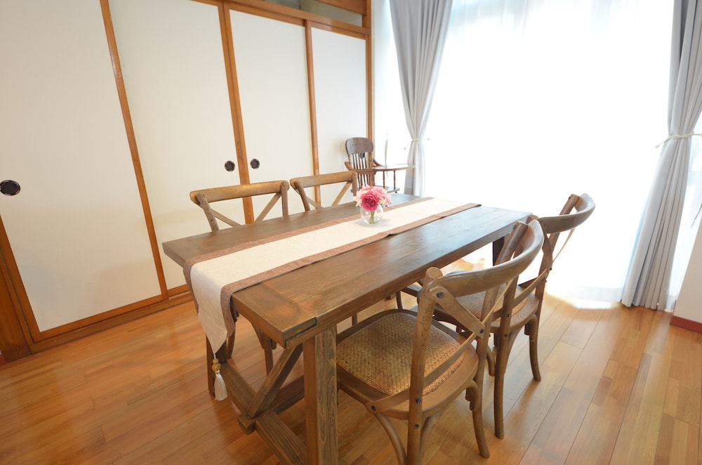 一棟貸切 客室内のダイニングエリア2 | Sobe House in Yomitanson