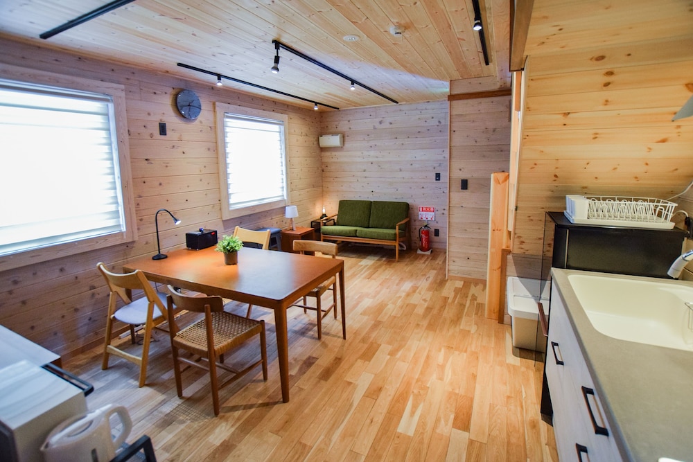 【コテージ B】2階建て2LDK (55平米) 無料WIFI 禁煙 リビング エリア0 | Baan Hakuba