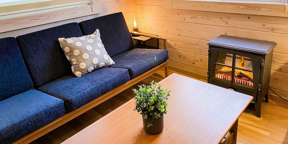 【コテージ Ａ】2階建て2LDK (70平米) 無料WIFI 禁煙 リビング エリア1 | Baan Hakuba