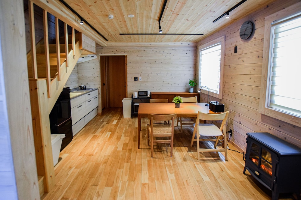 【コテージ B】2階建て2LDK (55平米) 無料WIFI 禁煙 リビングルーム0 | Baan Hakuba