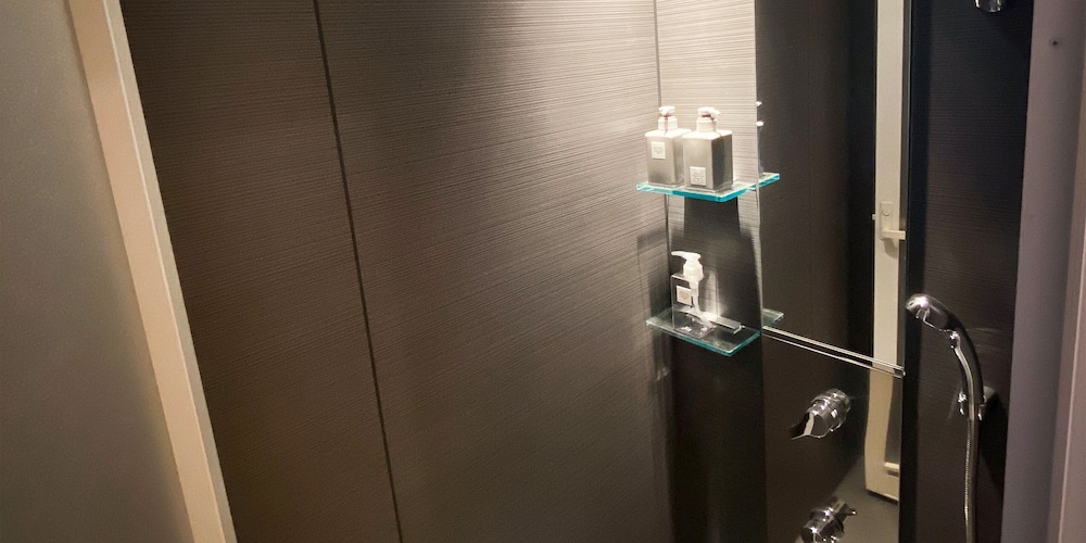 【コテージ Ａ】2階建て2LDK (70平米) 無料WIFI 禁煙 バスルームのシャワー3 | Baan Hakuba