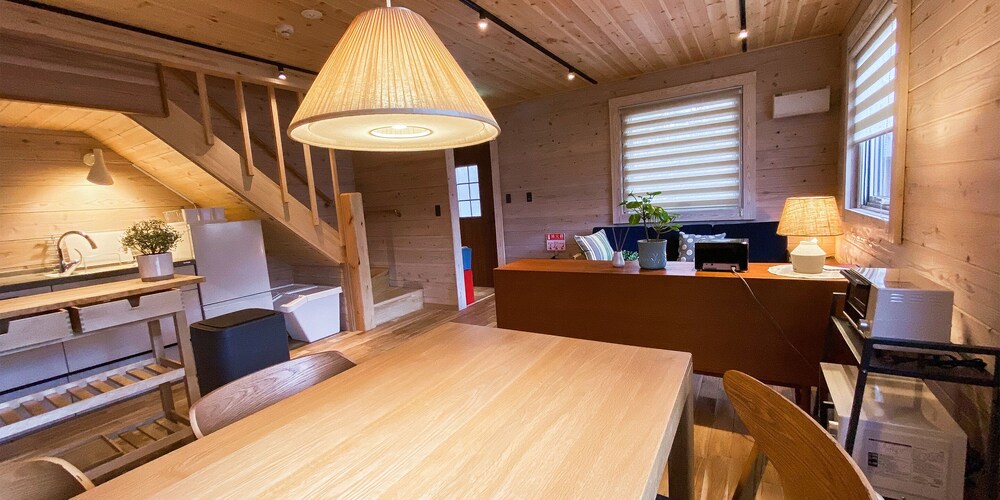 【コテージ Ａ】2階建て2LDK (70平米) 無料WIFI 禁煙 客室内のダイニングエリア0 | Baan Hakuba