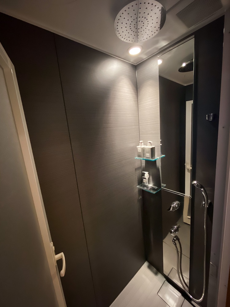 【コテージ Ａ】2階建て2LDK (70平米) 無料WIFI 禁煙 バスルームのシャワー1 | Baan Hakuba