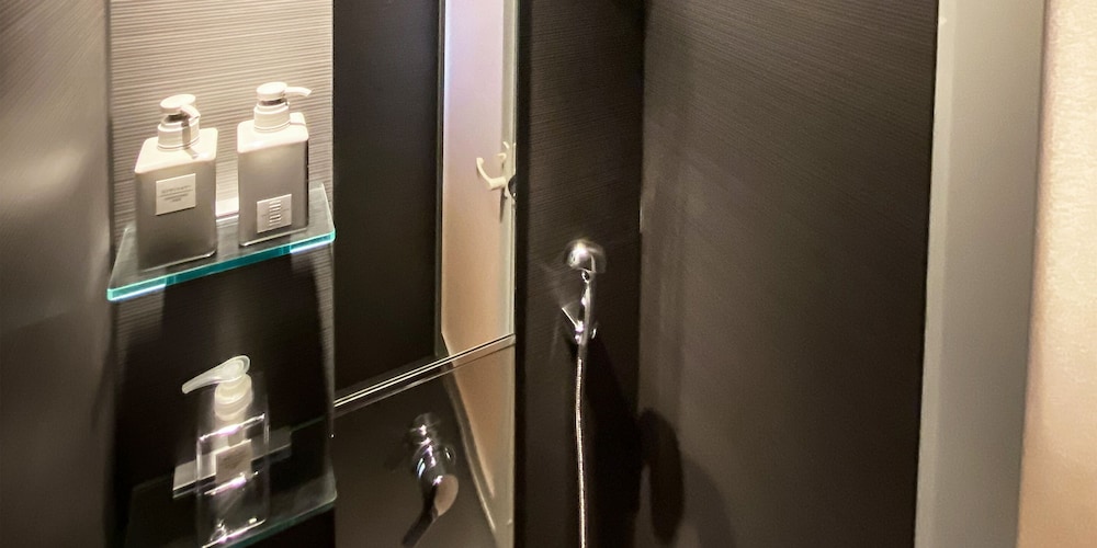 【コテージ Ａ】2階建て2LDK (70平米) 無料WIFI 禁煙 バスルームのシャワー2 | Baan Hakuba