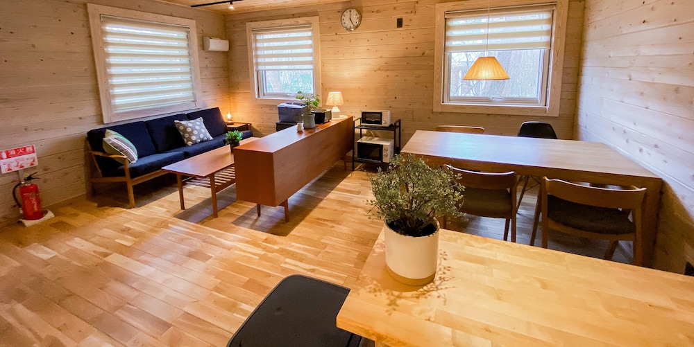 【コテージ Ａ】2階建て2LDK (70平米) 無料WIFI 禁煙 リビング エリア0 | Baan Hakuba