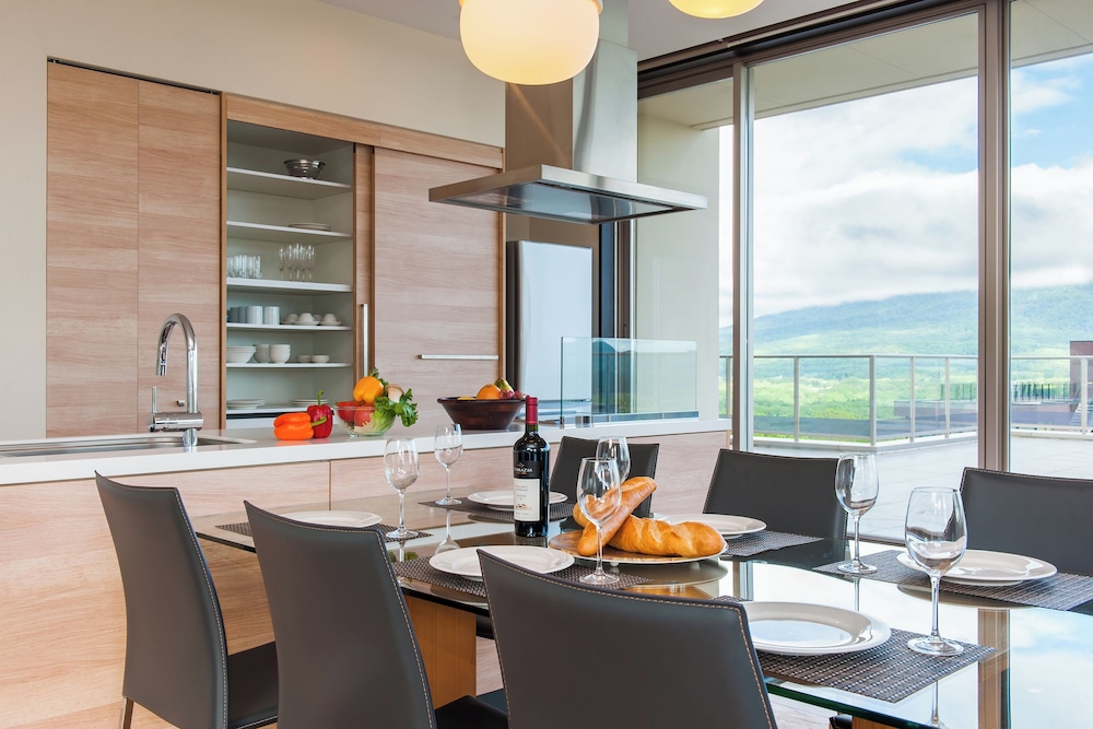 ペントハウス 2 ベッドルーム (2 Bedroom Penthouse Mt Yotei View) 専用キッチン0 | チャトリウム ニセコ