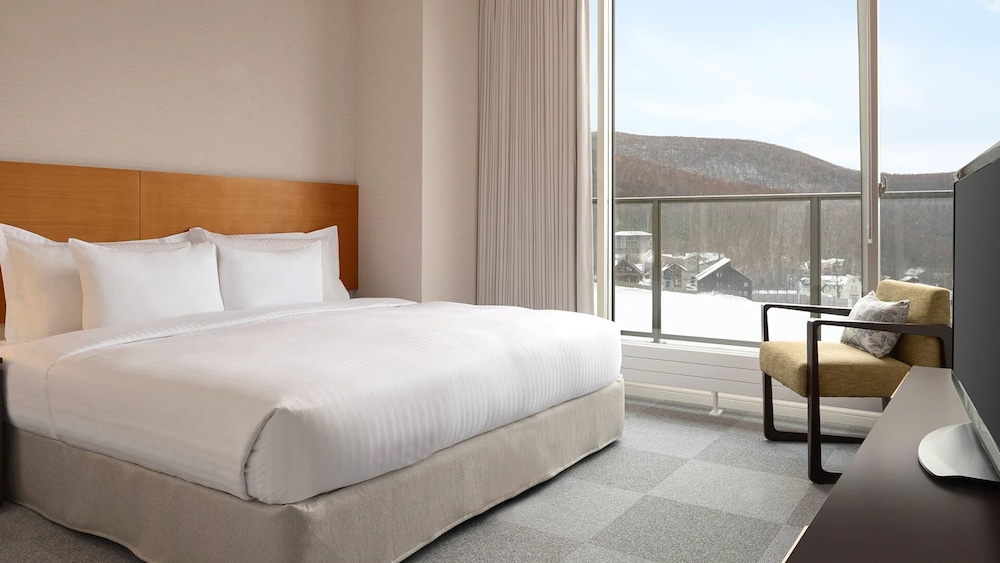 ペントハウス 2 ベッドルーム (2 Bedroom Penthouse Suite) 客室1 | チャトリウム ニセコ