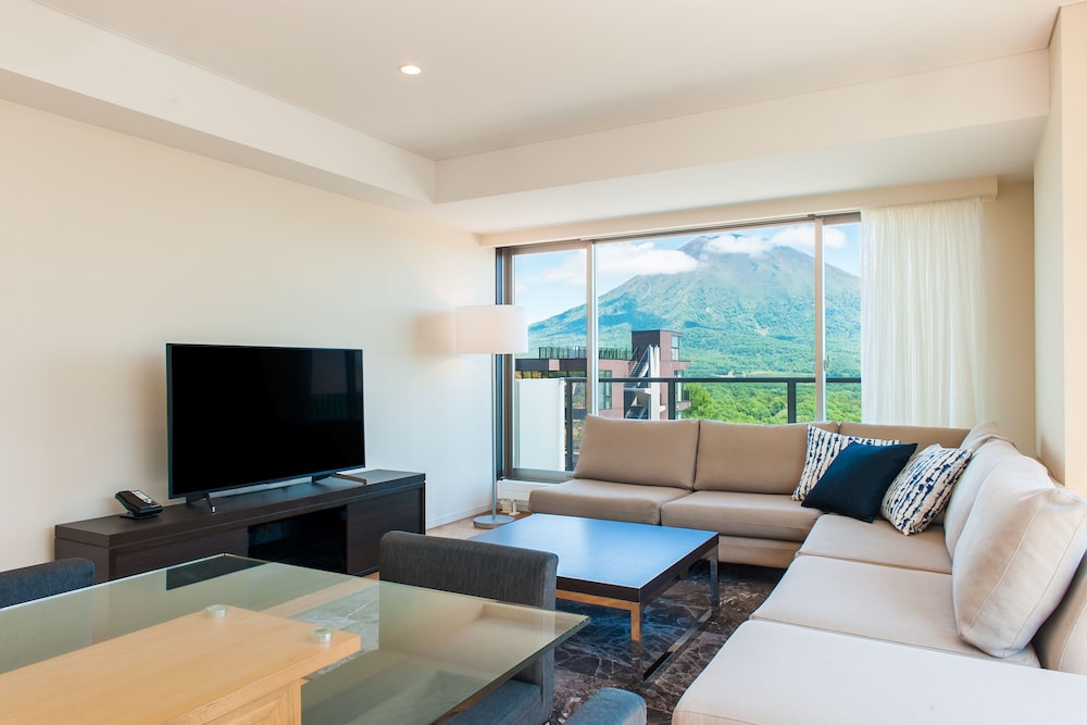 2ベッドルームスイート 羊蹄山 ビュー リビングルーム0 | チャトリウム ニセコ