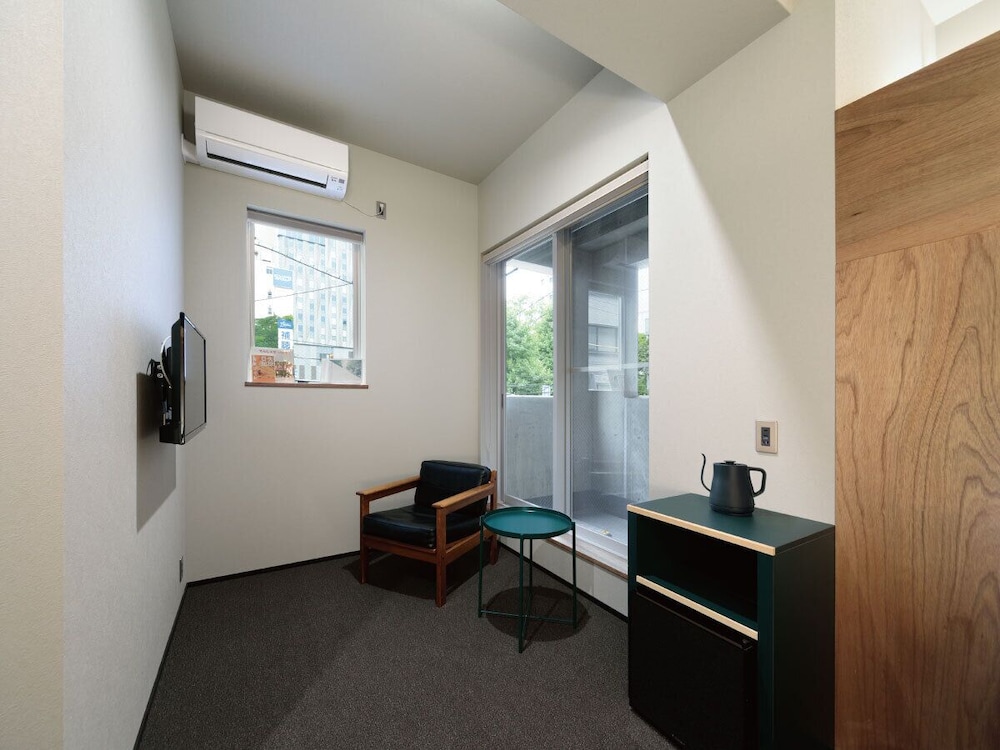 デラックス フォースルーム シャワー付き 客室の設備とサービス0 | BUNSHODO HOTEL