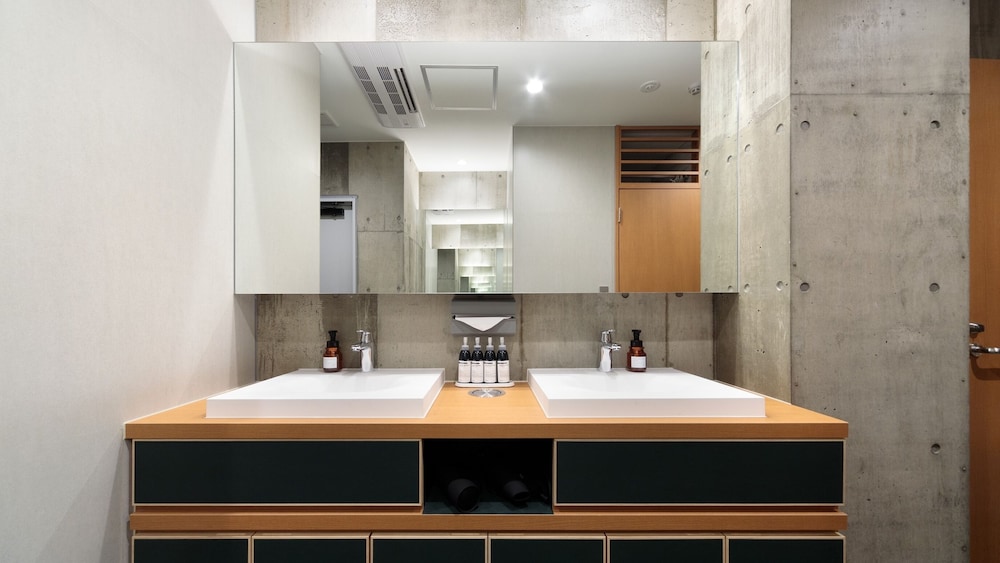 ダブルルーム 共用バスルーム1 | BUNSHODO HOTEL