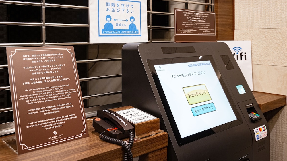 チェックイン / チェックアウト キオスク1 | かりゆしコンドミニアムリゾート那覇 グランステイ旭橋駅前