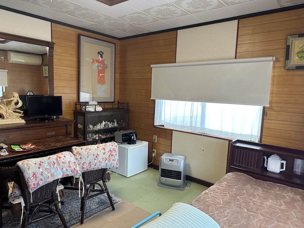 クラシック ダブルまたはツインルーム 1 ベッドルーム シティビュー 客室2 | Live Cafe ひすいの海