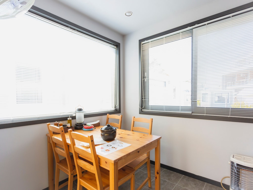 グランピング トレーラーハウス 禁煙 客室内のダイニングエリア0 | 吹上浜フィールドホテル