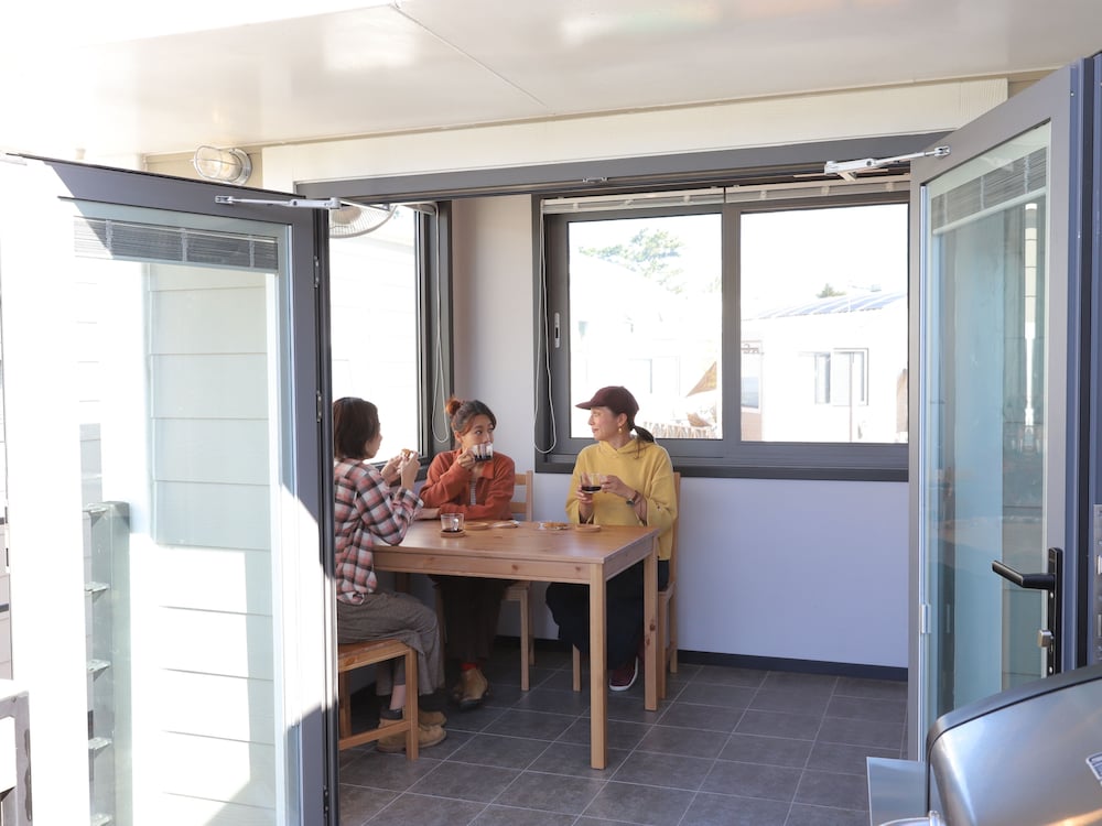グランピング トレーラーハウス 禁煙 客室内のダイニングエリア1 | 吹上浜フィールドホテル