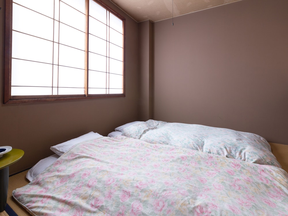 和室3名用 共用バスルーム 喫煙 客室6 | Tabist ビジネスホテルちとせ 柏崎