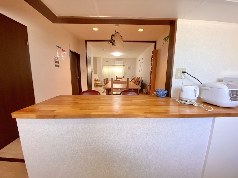 アパートメント (201) 客室内のダイニングエリア1 | NOMAD松戸宿 テイクファイブ