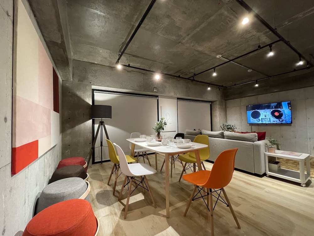 コンドミニアム 2 ベッドルーム (3F) 客室内のダイニングエリア0 | エムズレア本川町