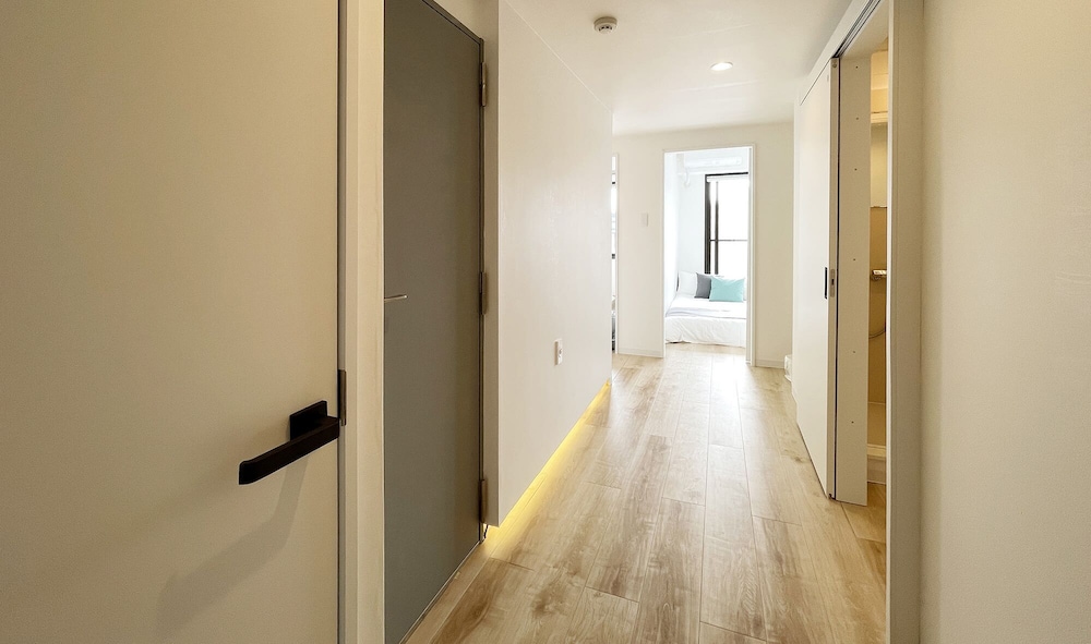 エクスクルーシブ コンドミニアム 4 ベッドルーム (7F) 客室2 | エムズレア本川町