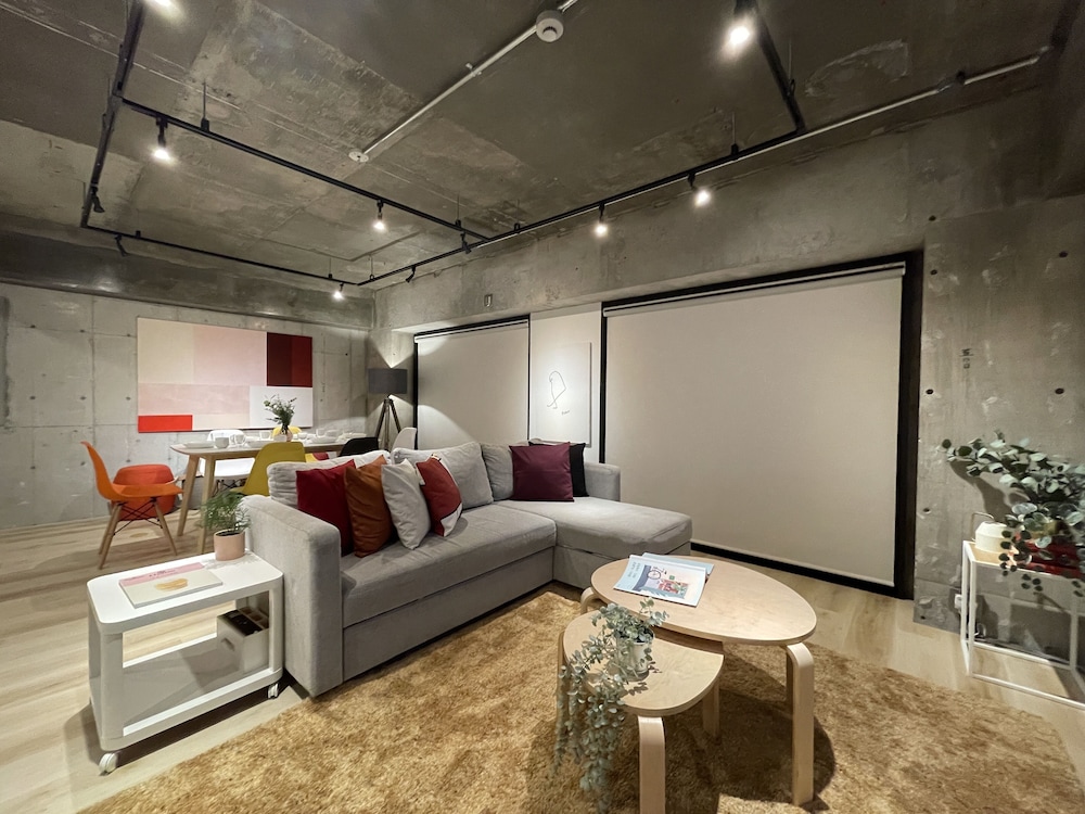 コンドミニアム 2 ベッドルーム (3F) リビング エリア1 | エムズレア本川町