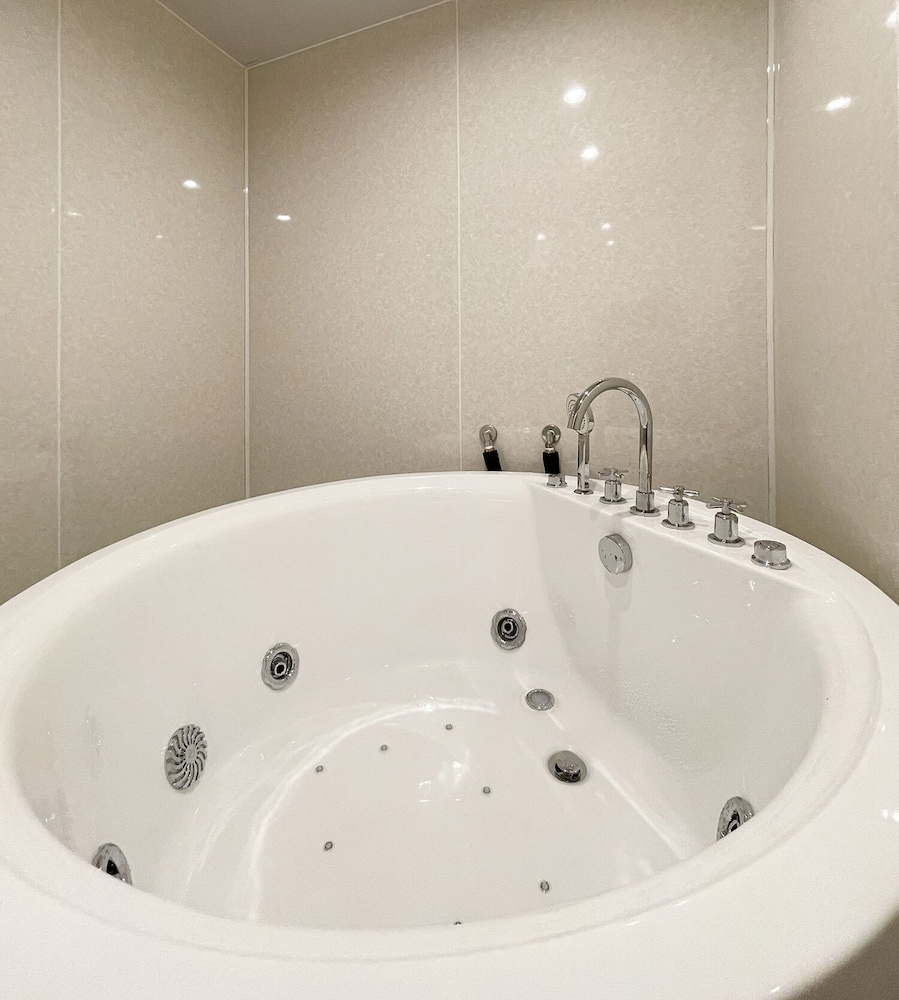 エクスクルーシブ コンドミニアム 4 ベッドルーム (7F) バスルーム1 | エムズレア本川町