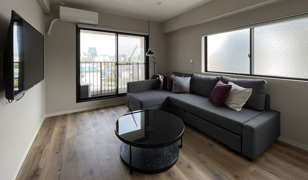 エクスクルーシブ コンドミニアム 4 ベッドルーム (7F) リビング エリア1 | エムズレア本川町