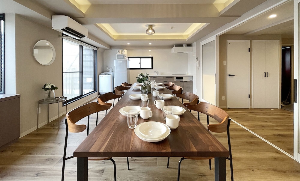 エクスクルーシブ コンドミニアム 4 ベッドルーム (7F) 客室内のダイニングエリア3 | エムズレア本川町