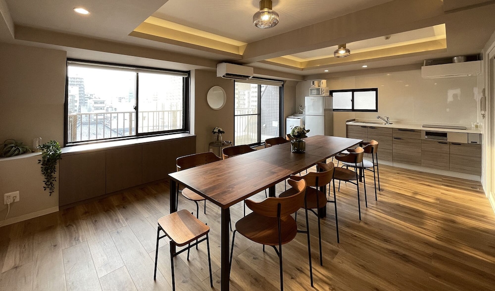 エクスクルーシブ コンドミニアム 4 ベッドルーム (7F) 客室内のダイニングエリア1 | エムズレア本川町